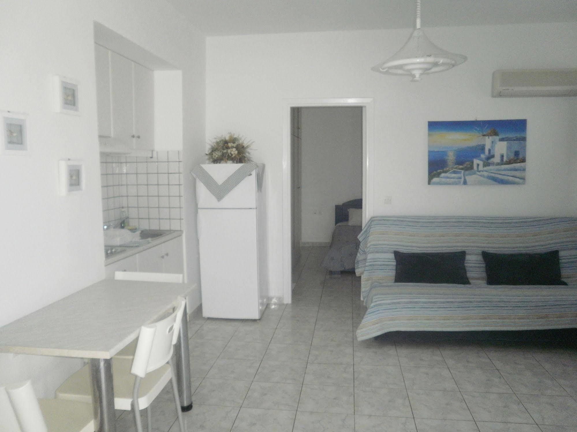 Blue And White Studios & Apartments Lefkos  Exterior photo